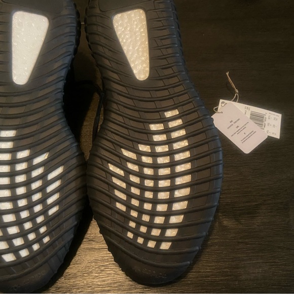 Yeezy Boost 350 V2 'Bred' - Picture 13 of 15